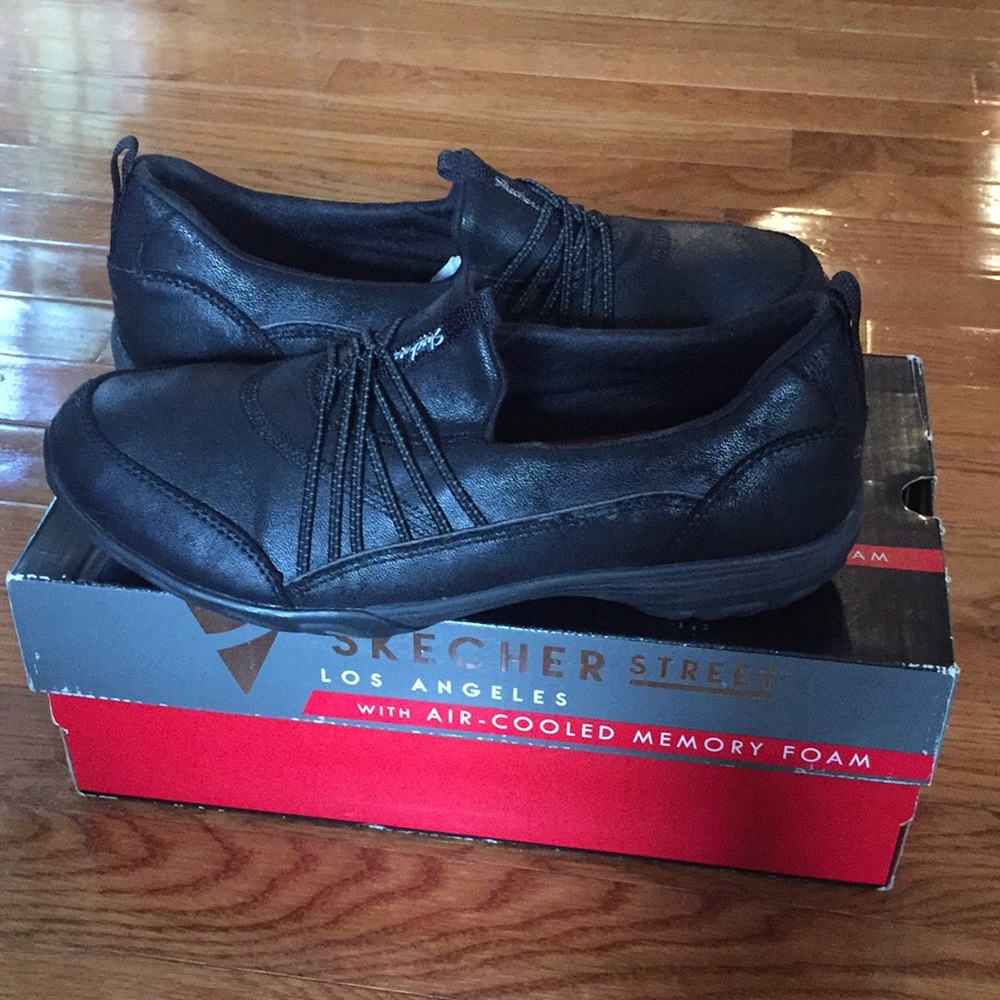 NWOT Sketchers wide air cooled memory foam shoes!